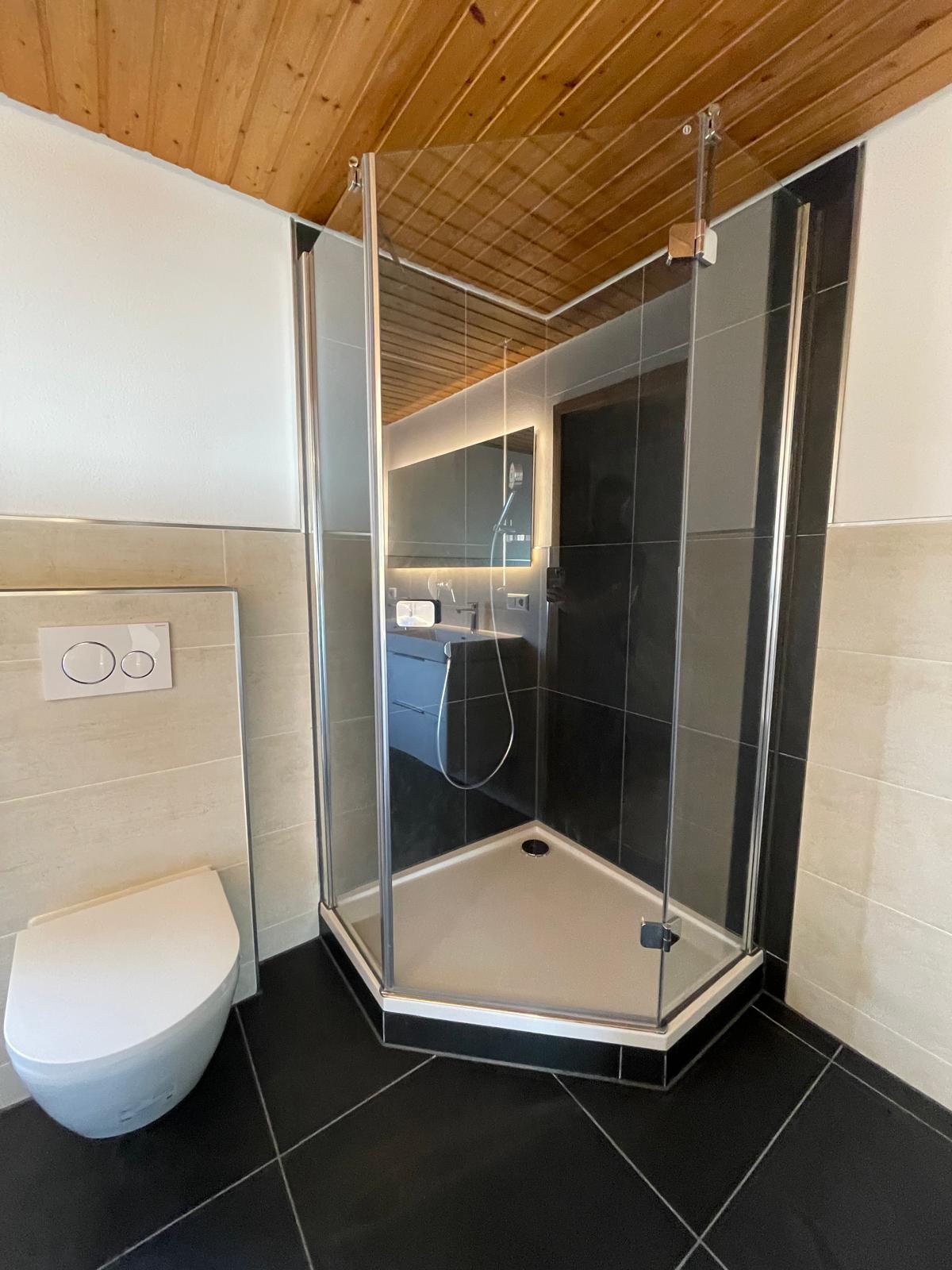 Badezimmer komplett saniert mit Eckdusche und Fliesen
