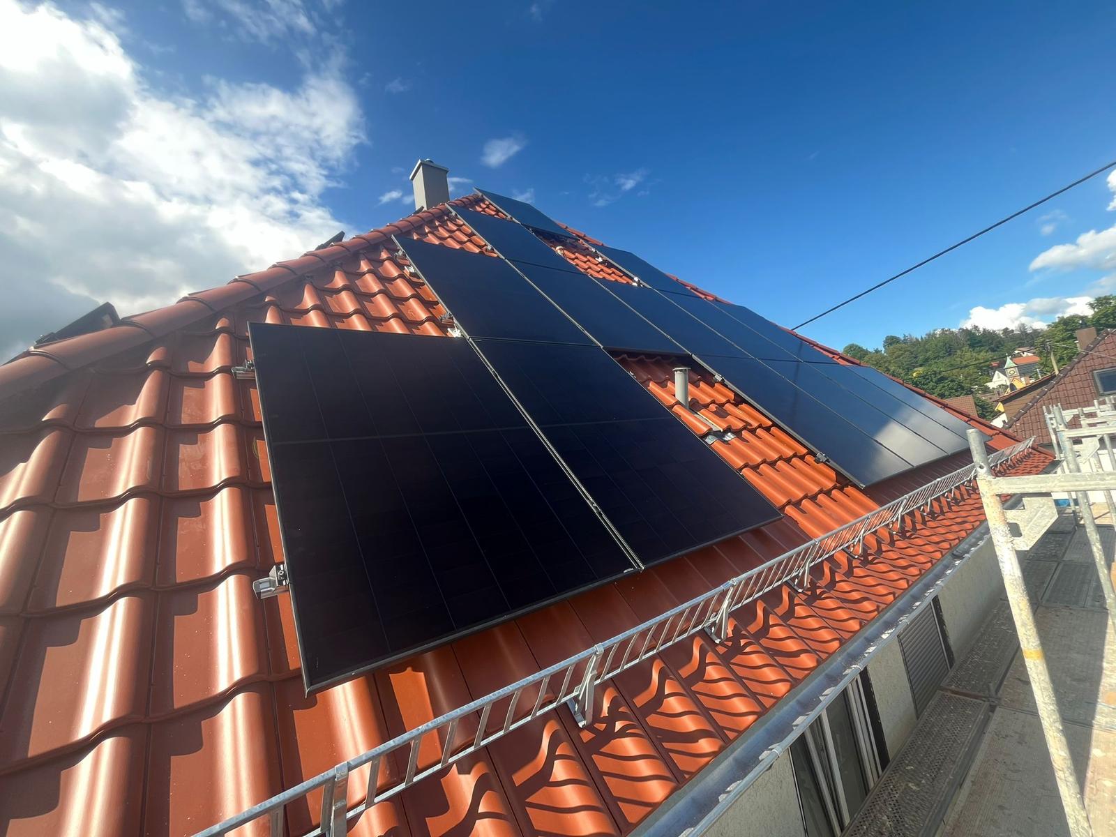 PV-Anlage Dacharbeiten mit Solarmodulen